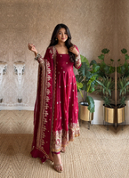 Robe Anarkali en satin Fandy de qualité supérieure avec broderie Zari et sequins, entièrement cousue, avec dupatta