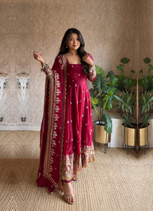 ชุดเดรส Anarkali ผ้าซาตินพรีเมียม พร้อมงานปักดิ้นทองและเลื่อม  แบบเย็บสำเร็จพร้อมผ้าคลุมไหล่ - Product Image 3