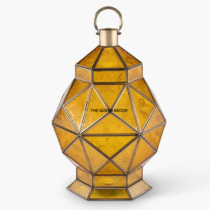 Lanterne suspendue élégante et luxueuse en métal doré et verre, faite à la main, pour balcon domestique, avec pot à bougie unique en béton, en vente - Product Image 4