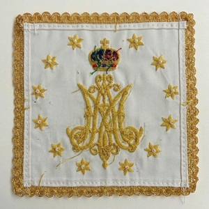 งานปักดิ้นทองคำแท้ทำมือ ลายตราสัญลักษณ์พระแม่มารี พร้อมมงกุฎ ดาว ธงโบสถ์ ถ้วยศักดิ์สิทธิ์ ผ้าคลุมศีลมหาสนิท และชุดพิธีกรรมคาทอลิก - Product Image 2