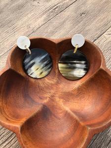 Boucles d'oreilles modernes en forme de cercle, en corne naturelle polie, écologiques, faites à la main, HASAN CRAFT, provenant de l'Uttar Pradesh - Product Image 2