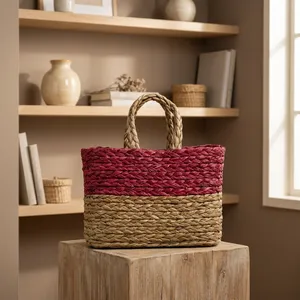 Panier rond en herbe tressé à la main avec garniture festive et poignée (Rouge) – Rangement élégant et écologique - Product Image 5