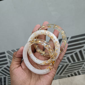 กำไลเรซิ่นทำมือสำหรับผู้หญิง กำไลเรซิ่นใสและสีขาวพร้อมกลิตเตอร์ฟอยล์สีทอง เครื่องประดับแฟชั่น งานฝีมือเรซิ่น - Product Image 4