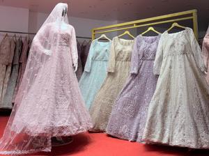 Lehenga ผ้าตาข่ายหรูหราในเฉดแสงที่มีการทำงานหนักเต็มรูปแบบบิตแฟนซีรายละเอียดและ jarkan หินสัมผัส - Product Image 6