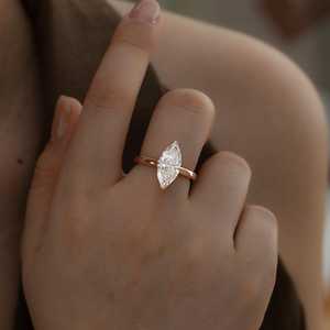 Bague de fiançailles solitaire en diamant de laboratoire de taille marquise 3 carats, or 18 carats, certifiée IGI - Product Image 2