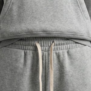 Ensemble 2 pièces pour femme : sweat à capuche et short en molleton gris uni, coupe décontractée ample, au-dessus du genou, avec cordon de serrage et poches - Product Image 5