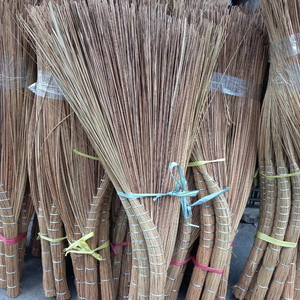 Balai en fibres de coco asiatiques avec long manche en bois, balai écologique pour balayage humide en extérieur, qualité supérieure, Vietnam - Product Image 1