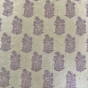 Tela de algodón estampada a mano – Motivo floral Buti morado sobre base natural - Product Image 1