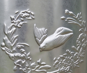 Boîte aux lettres artisanale vintage en acier galvanisé avec motif oiseaux et fleurs, à fixer sur poteau, décorative, accès frontal, en métal - Product Image 2