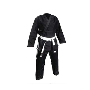 Kimono Ligero de Karate Blanco para Entrenamiento con Acabado de Tela Suave, Construcción Resistente y Cinturón Rojo Seguro para Práctica - Product Image 3