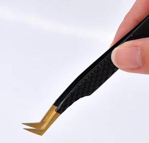 Pinzas para Pestañas con Baño de Oro y Mango Texturizado Negro, Punta Suave para una Aplicación Precisa - Product Image 1