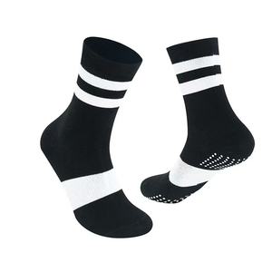 Chaussettes de yoga noires pour femmes, mi-mollet, en coton, antidérapantes avec silicone, pour fitness intérieur, Pilates, sport, chaussettes longues à grip - Product Image 3