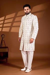 Elegante Sherwani Dorado Real con Arco Divino, Base Monocromática con Hilo Dhaga y Cuentas Finas, Lentejuelas, para Fiesta o Novio - Product Image 3