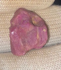 หินหยาบทับทิมธรรมชาติ30.25กะรัตจาก Kenya femos John ซาอูลเหมือง - Product Image 1