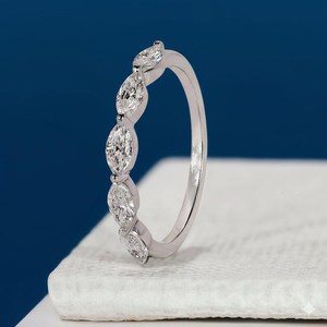 Bague demi-éternité minimaliste en moissanite taille marquise East West avec argent 925, cadeau de mariage, de fiançailles ou de fête pour votre partenaire - Product Image 3