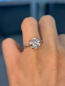 Bague de fiançailles avec halo caché en diamant rond brillant cultivé en laboratoire de 2,50 carats, or blanc 14 carats, certifiée IGI. - Product Image 1