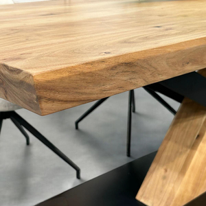 Table de salle à manger et de cuisine unique en bois d'acacia massif avec bord naturel, design grainé, piétement en métal et en bois - Product Image 6