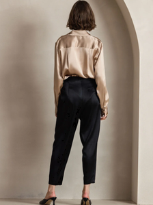 SADIA AUN HUTE COUTURE Elegante Camisa de Seda Dorada con Brillo Suave, Diseño Reversible hasta el Suelo, Combinada con Pantalones Negros Elegantes y Ajustados - Product Image 2