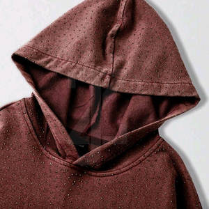 Ropa de estilo urbano moderno, sudadera con pedrería, ideal para uso casual, actividades al aire libre y viajes. - Product Image 2