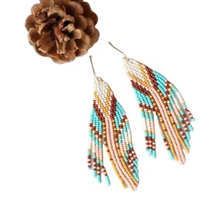 Boucles d'oreilles légères en perles de verre pour un port confortable - Product Image 1