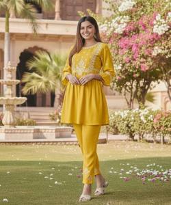 ชุดเสื้อผ้าปักลายแฟนซี ผ้าเรยอน ผ้าฝ้าย แห้งเร็ว เหมาะสำหรับใส่ทำงาน ใส่ได้ทุกวัน มีสินค้าพร้อมส่ง ราคาขายส่ง เสื้อผ้าสไตล์ชาติพันธุ์ สีเหลือง - Product Image 2