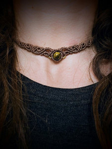 Collier ras du cou en macramé fait main avec pierre turquoise naturelle, cordon beige et perles dorées – Bijoux bohèmes de guérison en gros - Product Image 4