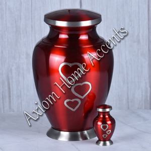 Urne artisanale en laiton avec motifs décoratifs, parfaite pour les services funéraires et commémoratifs par Axiom Home Accents - Product Image 6