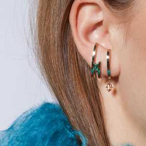 Vente en gros de boucles d'oreilles clous en or massif 14k 18k avec pierre précieuse verte taille émeraude, en forme de C, géométriques, courbées, style climber/crawler, paire, fabrication - Product Image 2