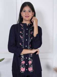 Ensemble coordonné haut de gamme pour femme, bleu marine, broderie florale, haut boutonné avec pantalon assorti, tenue décontractée ethnique pour tous les jours - Product Image 3