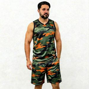 Conjunto de camiseta sin mangas y pantalones cortos con estampado de camuflaje para hombre, cuello en V, de poliéster tejido de secado rápido, atuendo informal de verano - Product Image 1