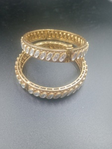 AMAIRA JEWELS SM-932 Brazalete de Oro Laminado para Mujer con Cristales de Corte Ovalado, Engaste de Canal y Piedras Polki, de Moda para Compromiso - Product Image 4