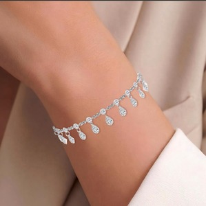 สร้อยข้อมือเพชรทรงหยดน้ำและทรงกลมเจียระไน 5.79 กะรัต ประดับเพชรเลี้ยงในห้องปฏิบัติการ ตัวเรือนทองคำโรสโกลด์ 9K - Product Image 3