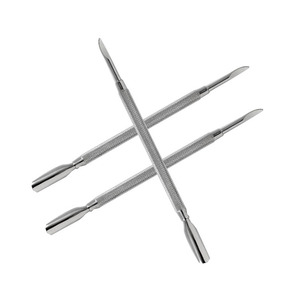 Herramienta de doble punta de acero inoxidable para remover cutículas, ideal para manicura, pedicura, cuidado de uñas y uso en salones de belleza. - Product Image 1