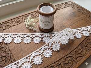 Ribete de Encaje Guipur Floral Blanco de Alta Calidad - Borde de Encaje Químico Bordado con Margaritas para Ropa Étnica y Decoración del Hogar - Product Image 2
