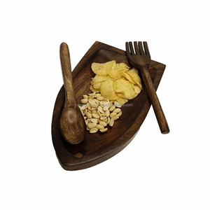 Plateau en bois durable et écologique Conception unique de bateau à rames avec fourchette et cuillère pour servir des collations à salade et du fromage pour les fêtes - Product Image 1