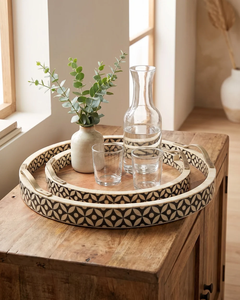 Plateau de service géométrique rond en os incrusté, lot de 2, avec poignées en laiton, design Art Déco, compatible micro-ondes, motif fruits/fleurs - Product Image 4