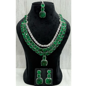 Ensemble collier, boucles d'oreilles et tikka en laiton plaqué argent et zircon, design classique, exquis, pour femme, cadeau de mariage, collection pour occasions spéciales - Product Image 2