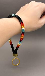 Porte-clés de poignet tendance fait main pour femme, orné de perles, motifs noir, rouge, orange, jaune, turquoise, blanc, avec anneau doré, pour usage quotidien - Product Image 3