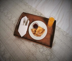 Grand plateau de service en bois avec côtés profonds et poignées robustes, idéal pour servir des aliments, des boissons et des desserts par f s i - Product Image 1