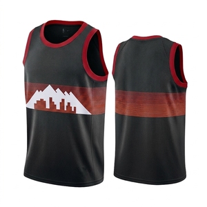 เสื้อกีฬาแขนกุดสีเขียวพิมพ์ลายเมืองภูเขาพร้อมขอบสีขาว - Product Image 2