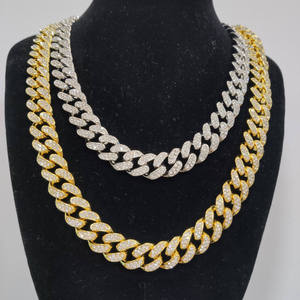 Collier Miami Link en or glacé, entièrement pavé de cristaux, chaîne audacieuse, bijou de mode pour les soirées et le style urbain - Product Image 2