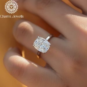 Bague de fiançailles Charm_Jewells en moissanite taille coussin, or massif 18 carats, sertissage à griffes, style classique pour femme - Product Image 1