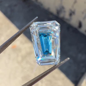 Diamant de laboratoire taille émeraude avec centre bleu |   Antique Step Cut Rectangular |   Diamant à effet bicolore unique pour bague personnalisée - Product Image 1