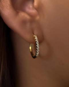 Boucles d'oreilles créoles Huggie en or massif 14 carats avec diamants ronds de laboratoire, bijoux minimalistes de fiançailles, cadeau pour les amoureux - Product Image 1