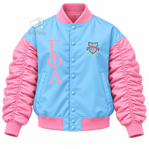 เสื้อแจ็คเก็ตวาร์ซิตี้ผ้าซาตินสีสันตัดกันสำหรับผู้หญิง Gamma Phi Delta พร้อมตัวอักษรภาษากรีก แขนพองแบบรูช  ติดกระดุมแบบเสื้อแจ็คเก็ตบอมเบอร์สำหรับนักศึกษา - Product Image 1