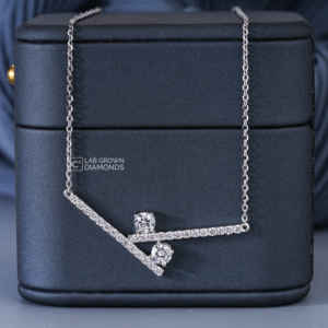 Colgante de Lujo con Moissanita de Corte Redondo en Oro Blanco de 14K para Mujer con Veintinueve Piedras que Pesan 1.23 Quilates en Total - Product Image 6