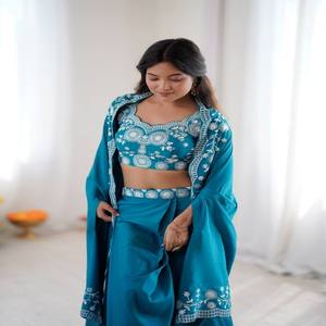 ชุดเสื้อคลุมดีไซน์เนอร์ VASTRA COTTAGE แบบดอตี ชอลี ประดับด้วยงานปักดิ้น  เหมาะสำหรับงานแต่งงาน  งานปาร์ตี้  สไตล์ตะวันตก  ทันสมัย - Product Image 2