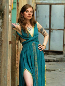 Nuevo Vestido Maxi de Muselina de Algodón sin Espalda con Borde Dorado Gota Patti, Escote en V Profundo, Estilo Indo-Occidental Boho Fusion con Abertura - Product Image 3