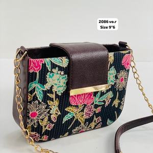 Bolso Bandolera Mini Floral Midnight Bloom con Cadena Dorada, Tela Acolchada Impermeable, Suave y Duradera, para Mujer, Estilo Moderno Urbano - Product Image 1