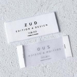 Etiqueta Tejida Personalizada de Seda Dorada Mate, Suave, con Borde Cortado a Láser, Plegable, en Rollo, Impermeable y Ecológica para Prendas - Product Image 1